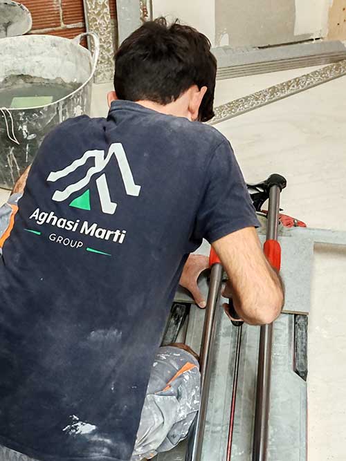 obrero trabajando en el suelo, en construcción de Valencia