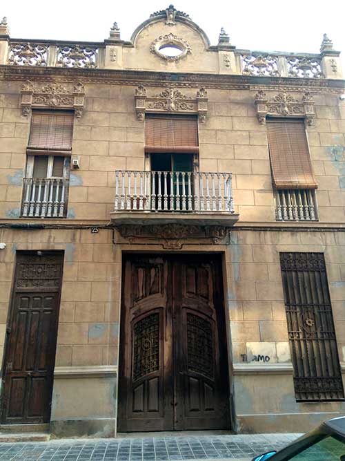 Restauración de fachada en c/ Agustín Aragón (antes)